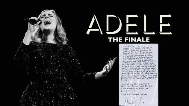 Η Adele τραγουδάει στη σκηνή δίπλα σε ένα χειρόγραφο σημείωμα.