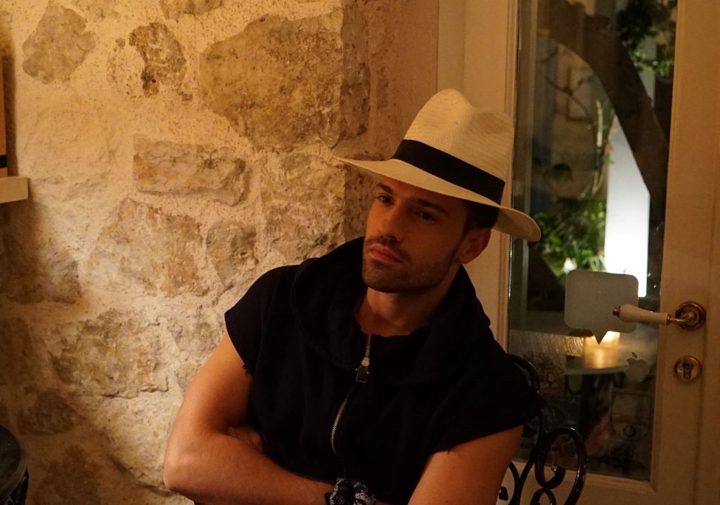 Ο Κωνσταντίνος Αργυρός με καπέλο και μαύρη μπλούζα.