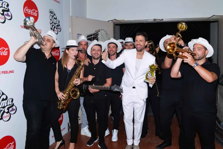 Καλλιτέχνης με λευκό κοστούμι και μπάντα πνευστών στα Mad VMA 2017.