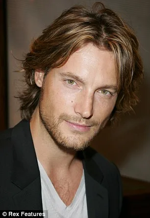 Ο Gabriel Aubry με μαύρο σακάκι και λευκή μπλούζα.