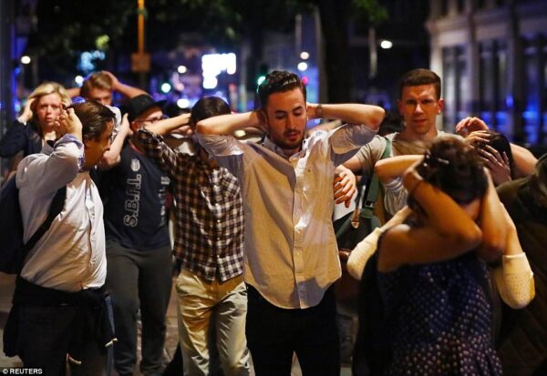 Διπλό τρομοκρατικό χτύπημα στο Λονδίνο: Βαν έπεσε σε πεζούς-Μασκοφόροι μαχαίρωσαν πολίτες