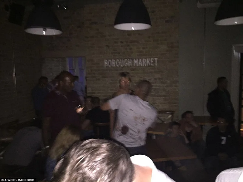 Άνθρωποι σε εσωτερικό χώρο με την επιγραφή Borough Market στον τοίχο.