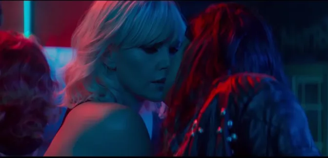 Η Charlize Theron και η Sofia Boutella σε σκηνή από την ταινία Atomic Blonde.