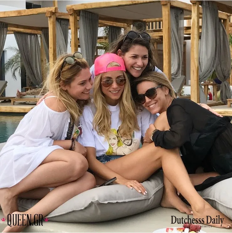 Η Δούκισσα Νομικού με τις φίλες της σε beach party.
