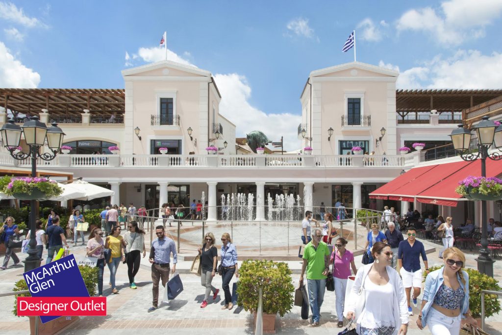 Κόσμος που περπατάει και ψωνίζει στο McArthurGlen Designer Outlet στην Αθήνα.