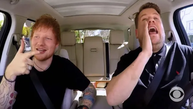 Ο Ed Sheeran και ο James Corden μέσα σε αυτοκίνητο για το Carpool Karaoke.