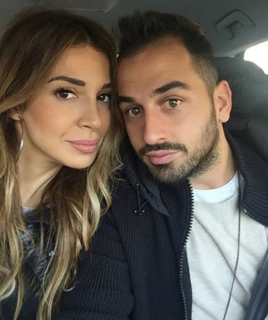 Η Ελένη Χατζίδου και ο Άρης Σοϊλέδης σε selfie μέσα σε αυτοκίνητο.