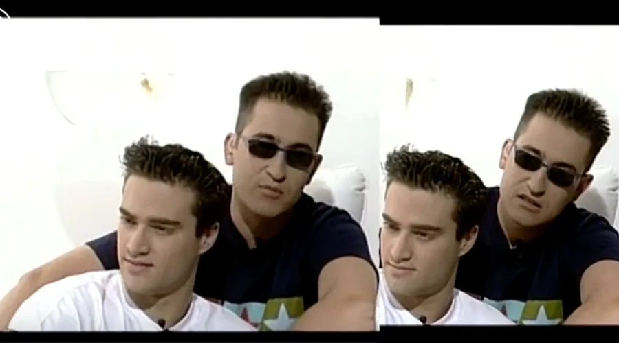Δύο νεαροί παρουσιαστές του MAD TV σε πλάνο από παλιά εκπομπή.