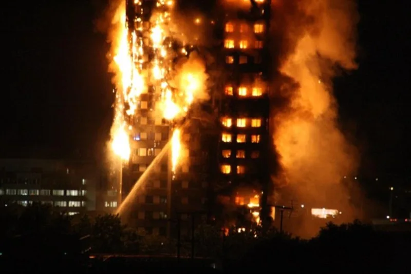 Ο πύργος Grenfell Tower στο Λονδίνο τυλιγμένος στις φλόγες κατά τη διάρκεια της νύχτας.