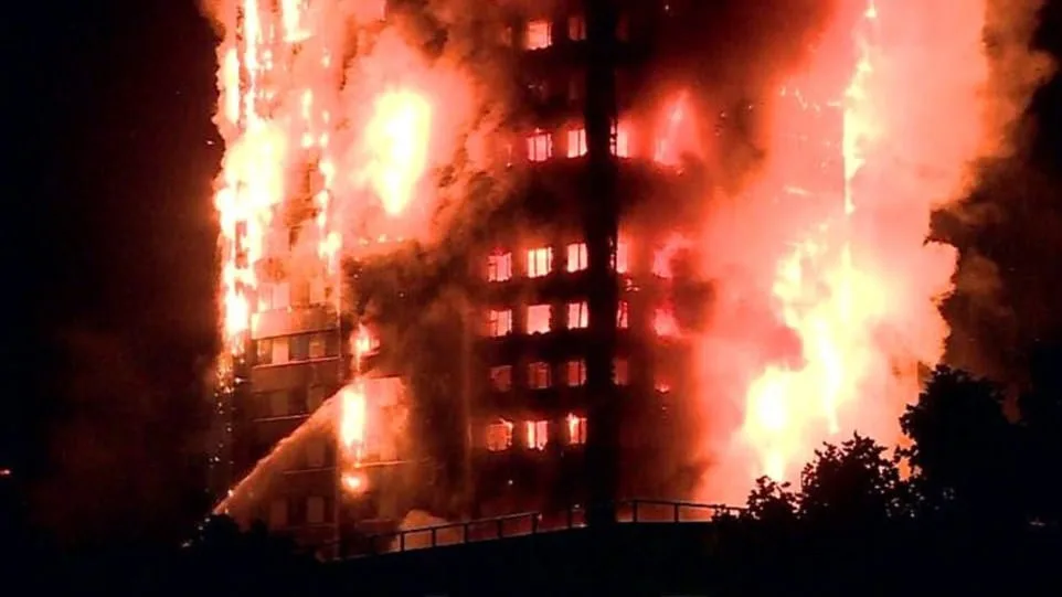 Ο πύργος Grenfell Tower στο Λονδίνο τυλιγμένος στις φλόγες κατά τη διάρκεια της νύχτας.