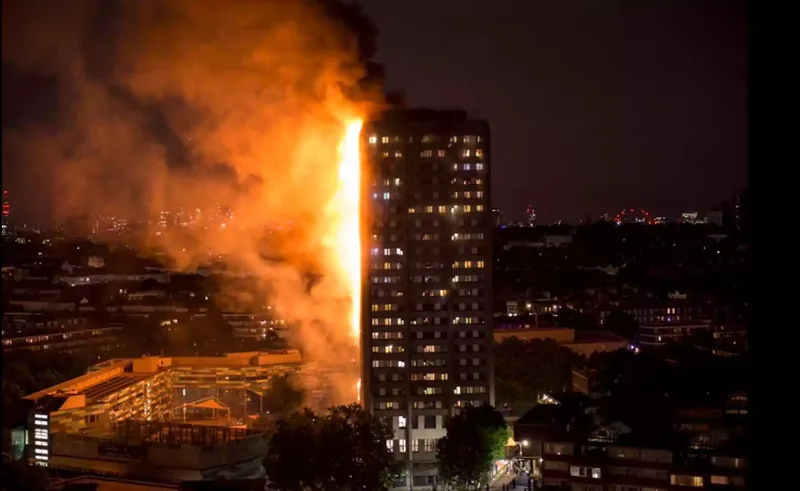 Ο πύργος Grenfell Tower στο Λονδίνο τυλιγμένος στις φλόγες κατά τη διάρκεια της νύχτας.
