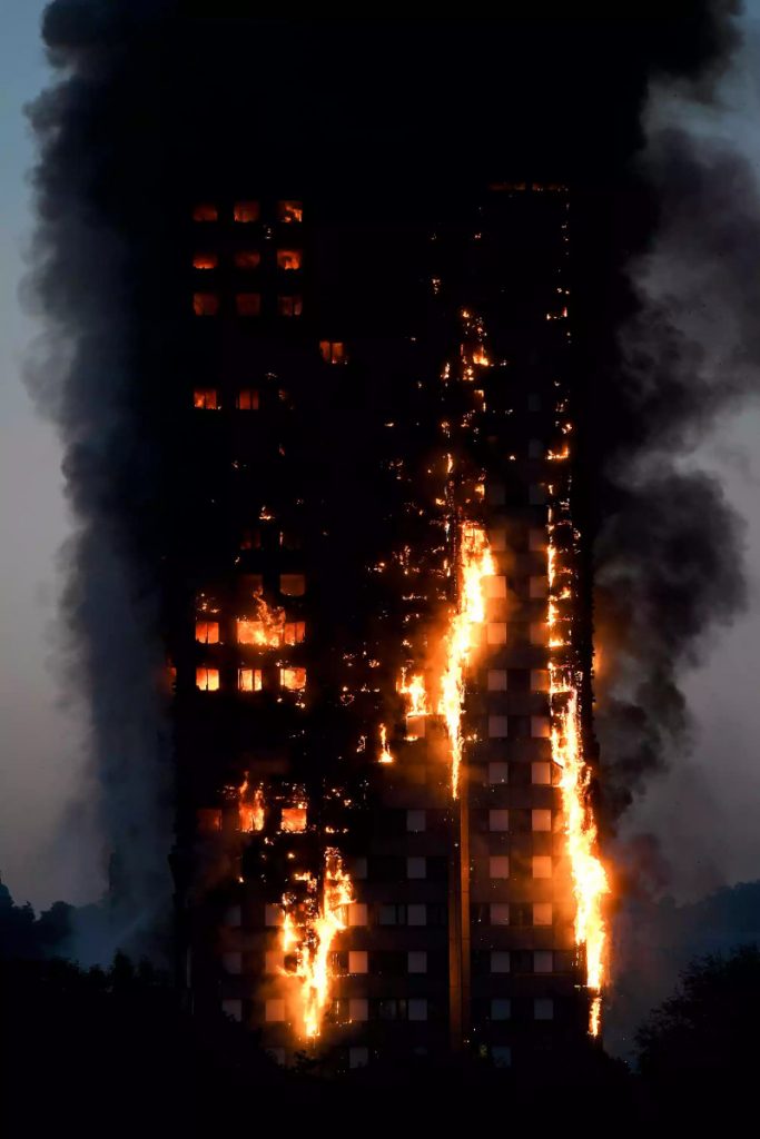 Ο πύργος Grenfell Tower στο Λονδίνο τυλιγμένος στις φλόγες τη νύχτα.