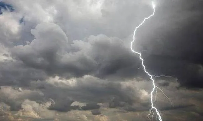 Κεραυνός σκίζει τον συννεφιασμένο ουρανό κατά τη διάρκεια καταιγίδας.