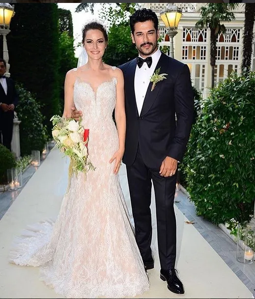 Ο Burak Ozcivit και η Fahriye Evcen στον γάμο τους.