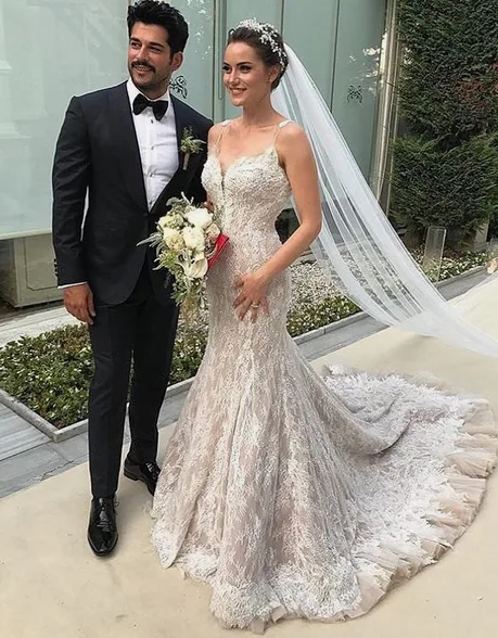 Ο Burak Ozcivit και η Fahriye Evcen στον γάμο τους