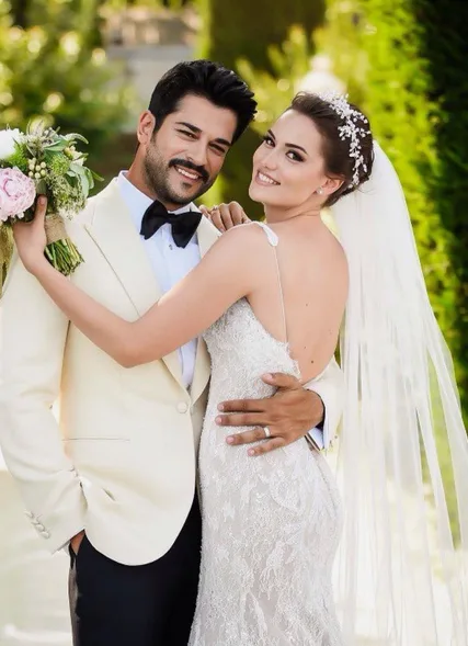 Ο Burak Ozcivit και η Fahriye Evcen ντυμένοι γαμπρός και νύφη.