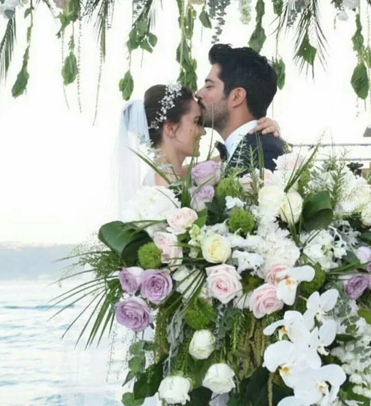 Ο Burak Ozcivit φιλάει στο μέτωπο τη Fahriye Evcen στον γάμο τους.