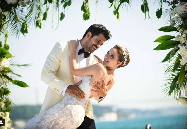 Ο Burak Ozcivit και η Fahriye Evcen σε γαμήλια φωτογραφία.