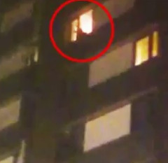 Παράθυρο κτιρίου Grenfell Tower που φλέγεται τη νύχτα.