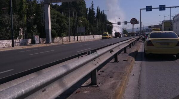 O Στέλιος Χανταμπάκης στο σημείο όπου έπιασε φωτιά αυτοκίνητο στην Κηφισίας για να βοηθήσει
