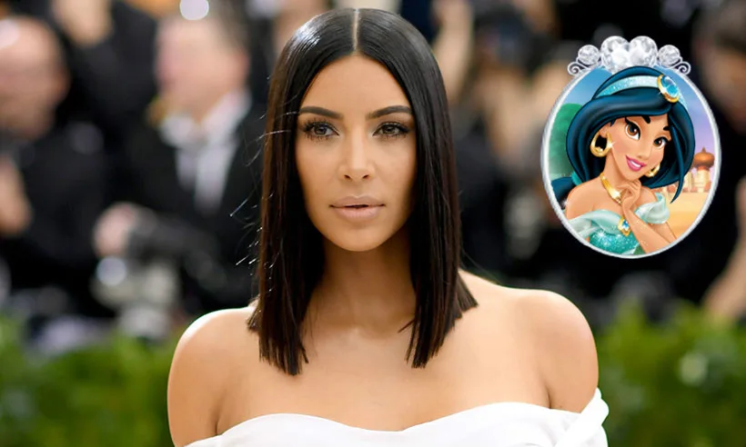 Η Kim Kardashian με μαύρο καρέ μαλλί και δίπλα η Πριγκίπισσα Jasmine.