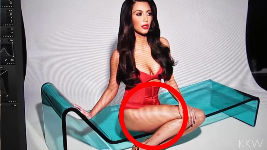 Η Kim Kardashian ποζάρει σε φωτογράφιση φορώντας κόκκινο κορμάκι.