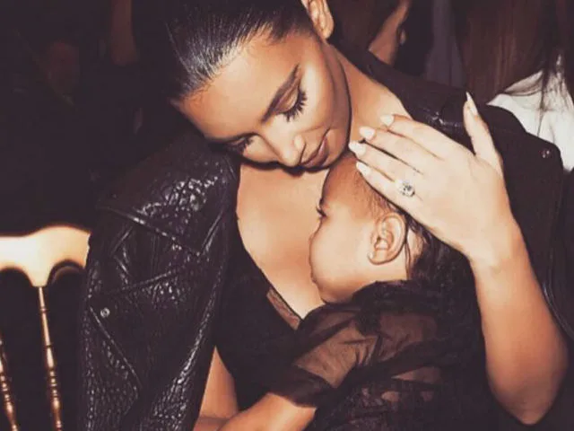Η Kim Kardashian αγκαλιάζει το παιδί της.