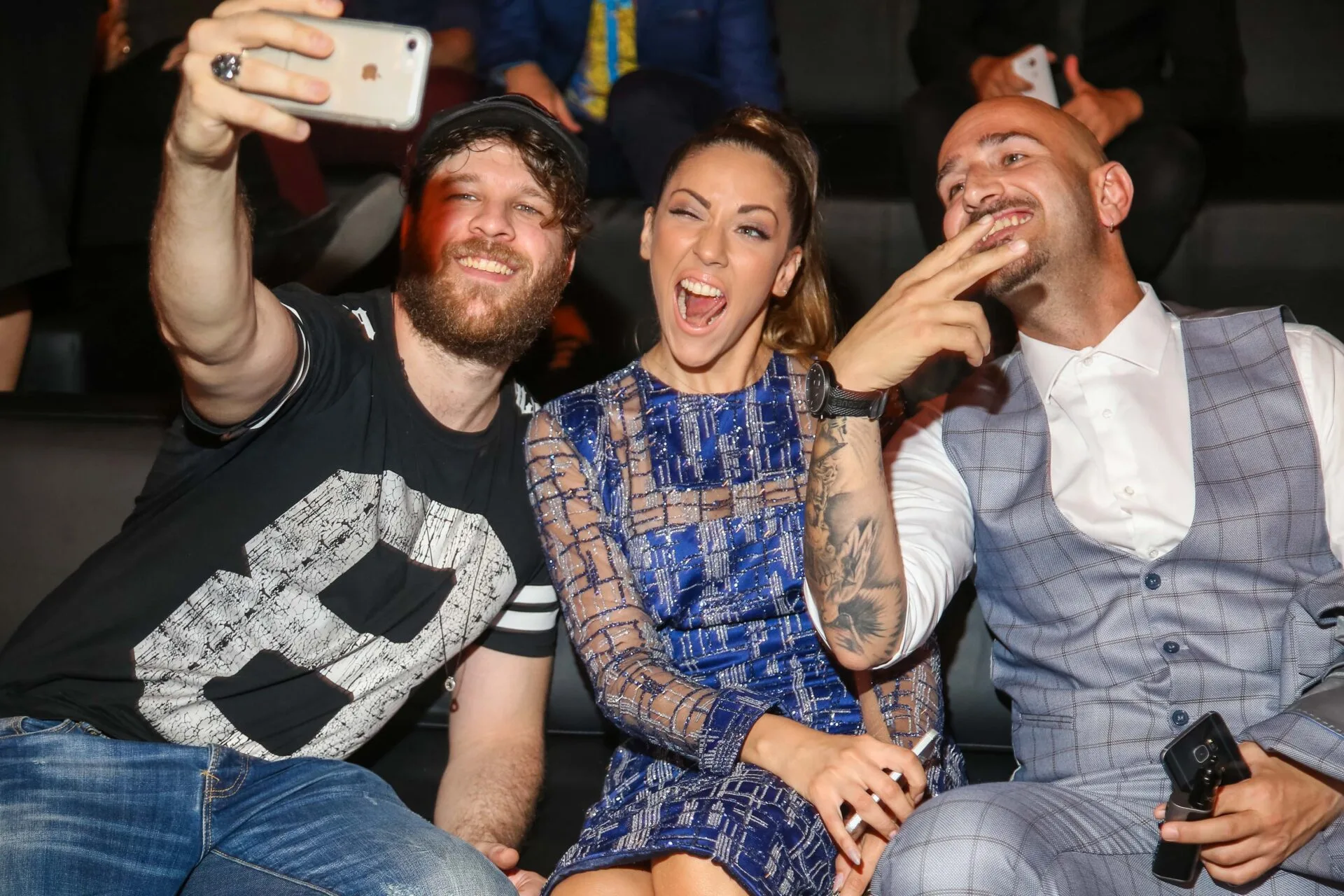 Τρεις καλλιτέχνες βγάζουν selfie στα παρασκήνια των Mad VMA 2017.