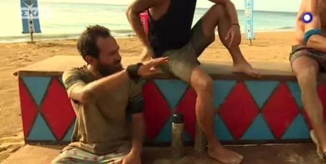 Ο Κωνσταντίνος Αναγνωστόπουλος με άλλους παίκτες στην παραλία του Survivor.