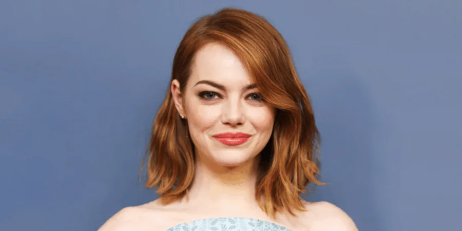 Η Emma Stone με κόκκινα μαλλιά σε μπλε φόντο.