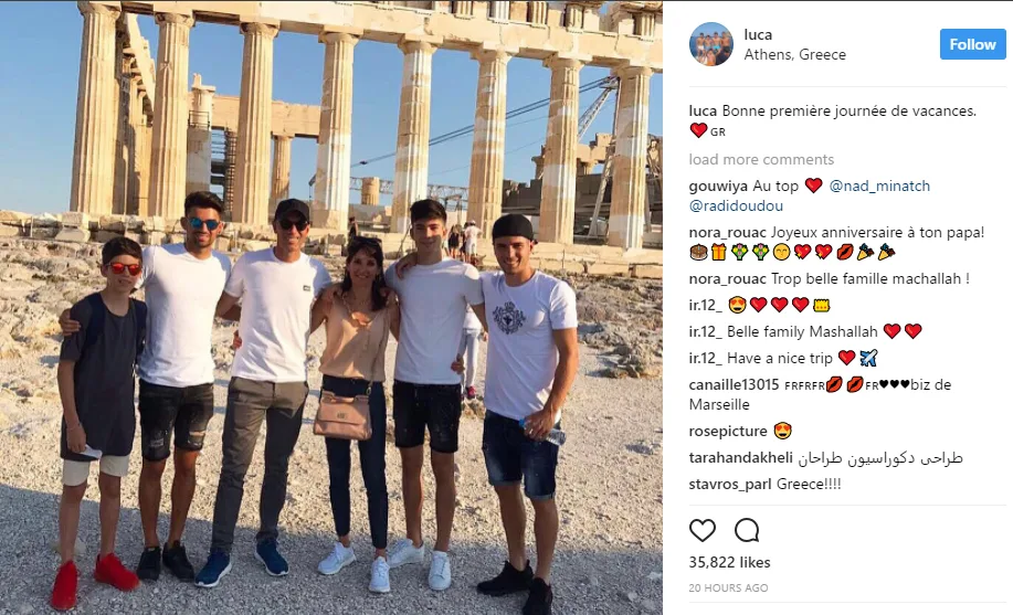 Ο Ζινεντίν Ζιντάν με την οικογένειά του μπροστά από τον Παρθενώνα στην Αθήνα.