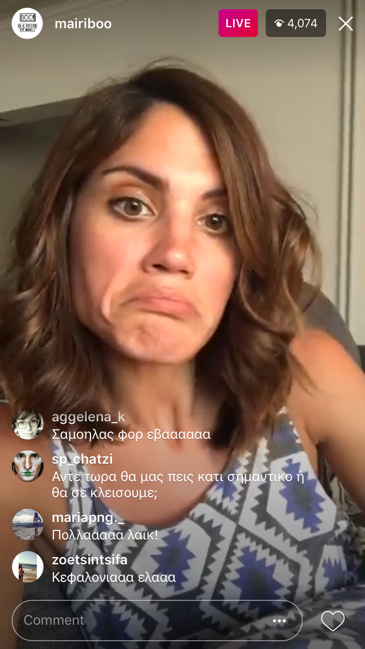 Η Μαίρη Συνατσάκη σε Instagram Live με αστεία έκφραση προσώπου.