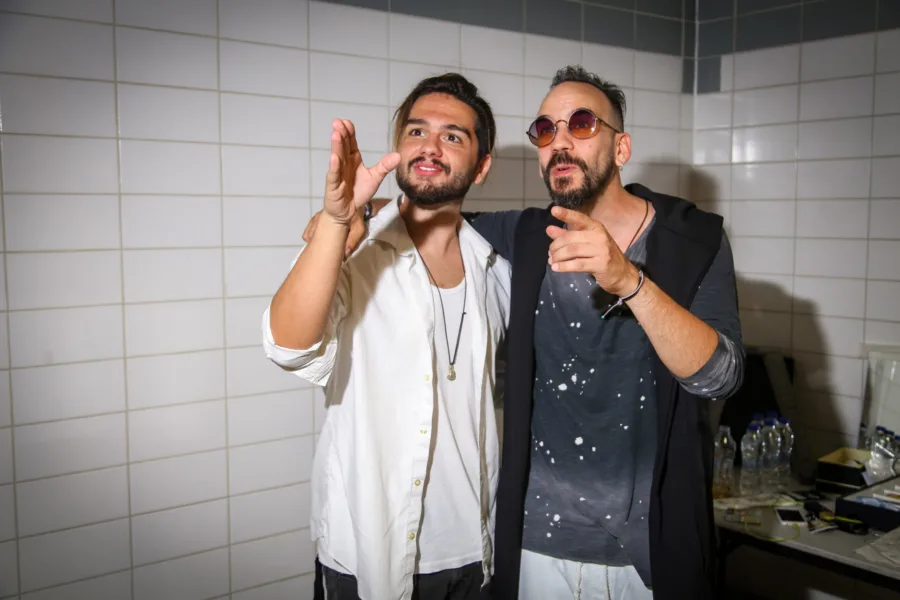 Δύο άνδρες καλλιτέχνες στα παρασκήνια των Mad VMA 2017.