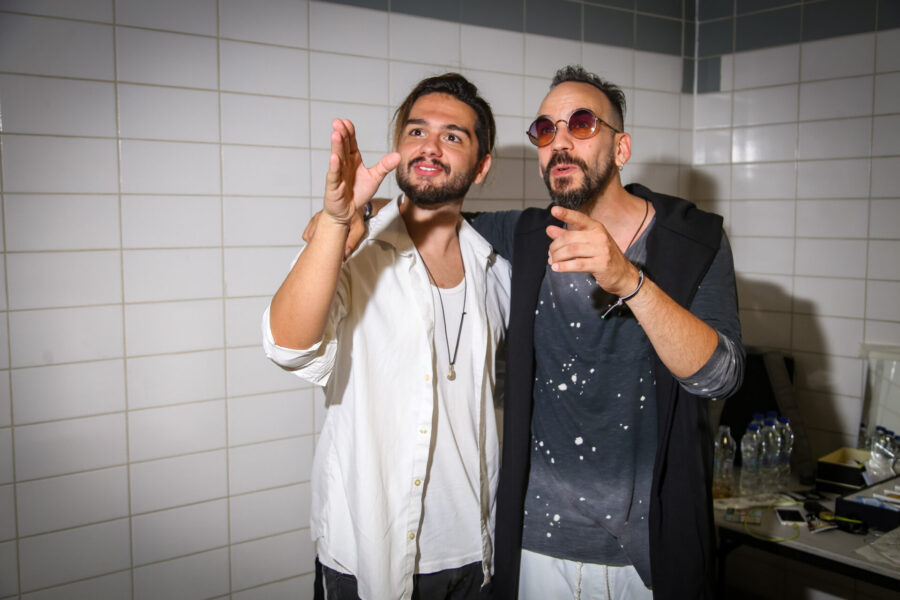 Δύο άνδρες καλλιτέχνες στα παρασκήνια των Mad VMA 2017.