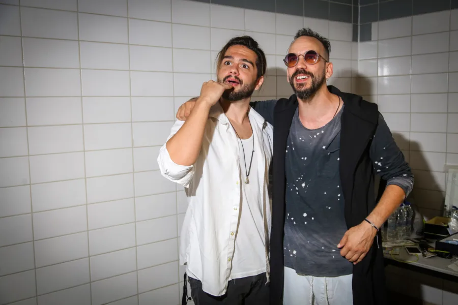 Δύο άνδρες καλλιτέχνες στα παρασκήνια των Mad VMA 2017.