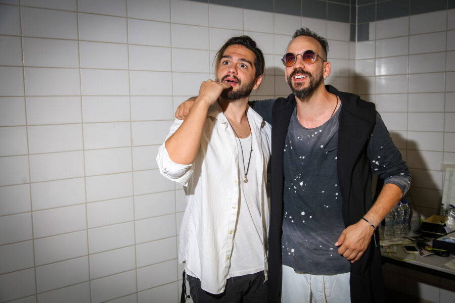 Δύο άνδρες καλλιτέχνες στα παρασκήνια των Mad VMA 2017.