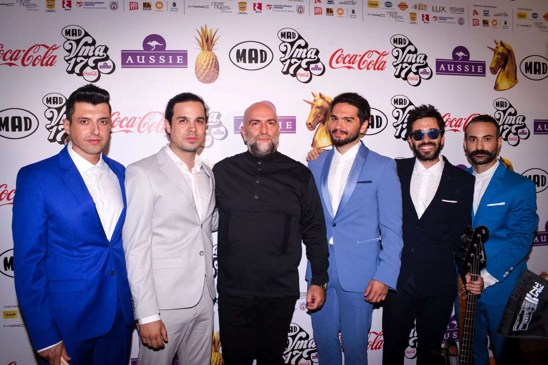 Έξι άνδρες ποζάρουν στο κόκκινο χαλί των MAD VMA 2017.