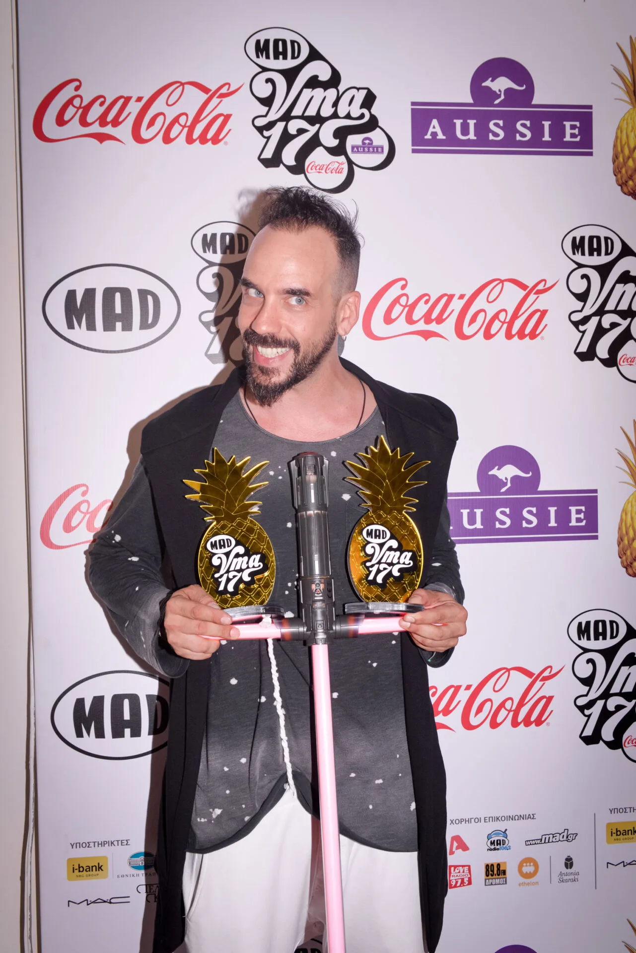 Καλλιτέχνης με δύο βραβεία Mad VMA 17 σε σχήμα ανανά.