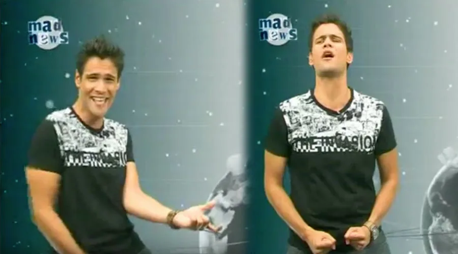 Παρουσιαστής του MAD TV σε διπλό στιγμιότυπο από την εκπομπή Mad News.