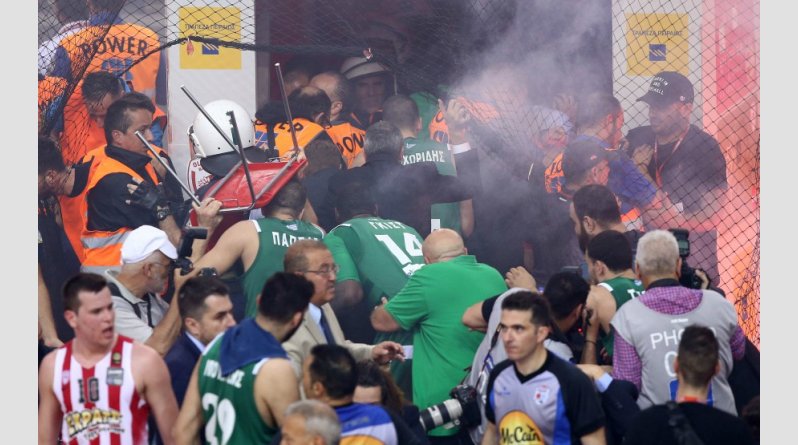 Επεισόδια και καπνογόνα σε αγώνα μπάσκετ μεταξύ Παναθηναϊκού και Ολυμπιακού στο ΣΕΦ.