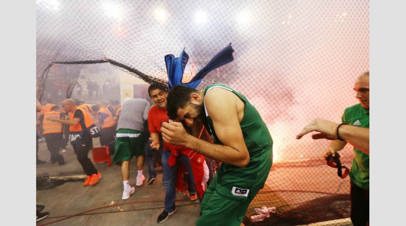 Παίκτης του Παναθηναϊκού στο ΣΕΦ κατά τη διάρκεια επεισοδίων.
