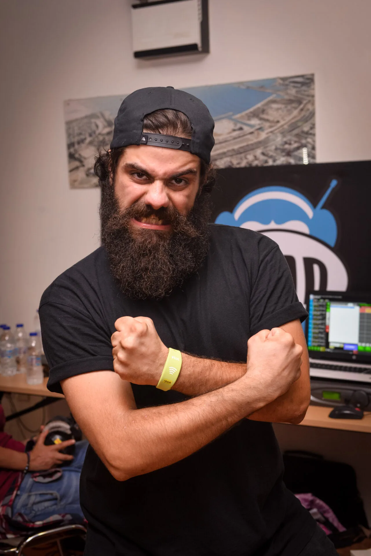 Άνδρας με πυκνή γενειάδα και μαύρο καπέλο σε backstage των Mad VMA 2017.