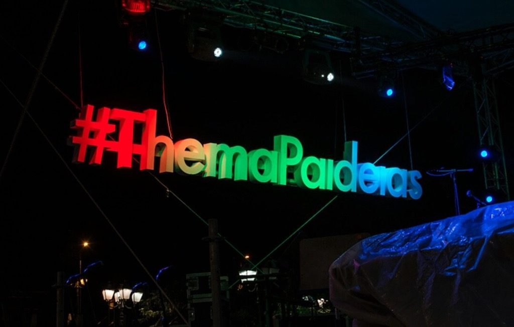 Φωτεινή επιγραφή #ThemaPaideias στο Athens Pride 2017.