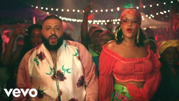 Η Rihanna πιο σέξι από ποτέ, με διάφανο τοπ, σε νέο videoclip!