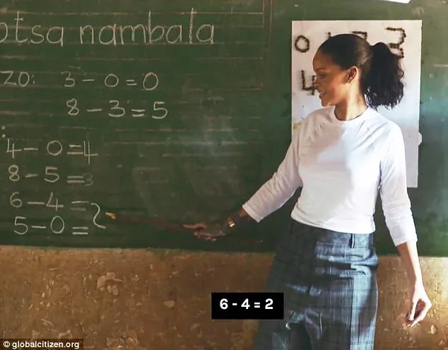Η Rihanna διδάσκει μαθηματικά σε μαυροπίνακα σχολείου στο Μαλάουι.