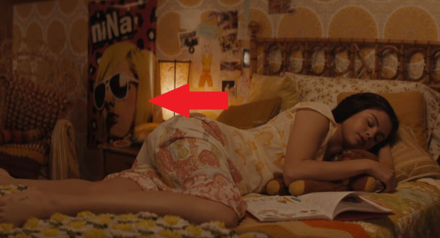 Η Selena Gomez ξαπλωμένη σε κρεβάτι σε σκηνή από video clip.