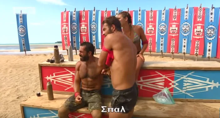 Ο Γιώργος Αγγελόπουλος και άλλοι παίκτες σε παραλία του Survivor.