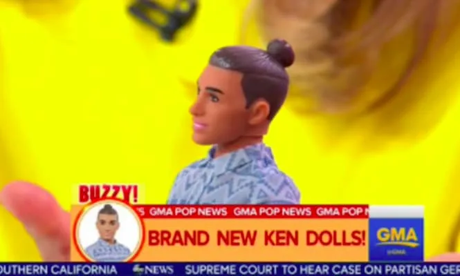 Κούκλα Ken με man bun χτένισμα και πουκάμισο με γεωμετρικά σχέδια.