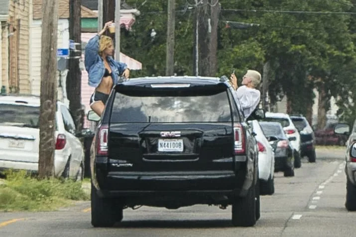 Η Kristen Stewart φωτογραφίζει τη Stella Maxwell από το παράθυρο αυτοκινήτου.