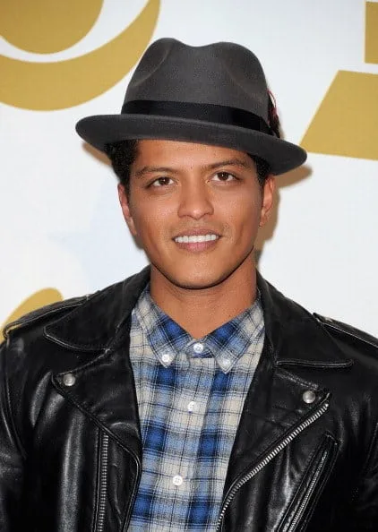Ο Bruno Mars με καπέλο φεντόρα και δερμάτινο τζάκετ.